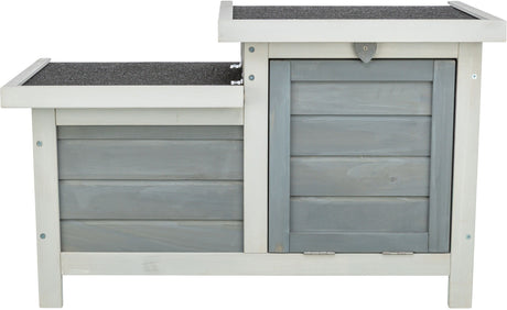 Graues, rechteckiges Holzhaus mit Flachdach und horizontalen Paneelen, zwei unterschiedliche Ebenen erkennbar.