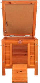 Holzkiste mit offenem Deckel, Scharniere sichtbar, braunes Holz, Brett als Eingangsrampe unten, Herzformgriff.