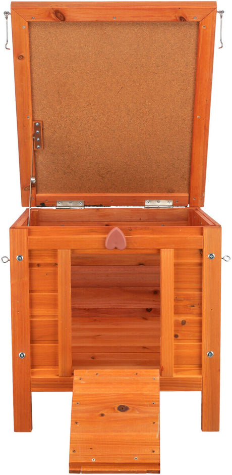 Holzkiste mit offenem Deckel, Scharniere sichtbar, braunes Holz, Brett als Eingangsrampe unten, Herzformgriff.