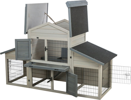 Holzgehege mit mehreren Türen und offenen Dachklappen, Drahtgitter und dunklem Dach, rechteckige Form.