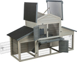 Großer hölzerner Kleintierstall mit mehreren Gittern, Türen und aufklappbaren Dächern in Grau und Naturtönen.