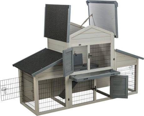 Großer hölzerner Kleintierstall mit mehreren Gittern, Türen und aufklappbaren Dächern in Grau und Naturtönen.