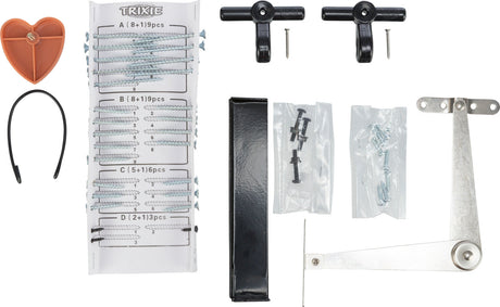 Verschiedene Metallteile, Schrauben und Zubehör liegen auf einer weißen Fläche verteilt, teils in Tüten verpackt.