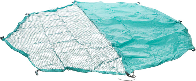 Grünes Netz mit einer robusten Plane kombiniert, an Ecken mit Schnallen befestigt.