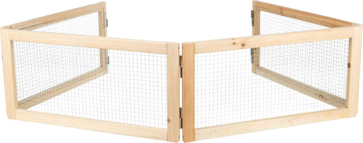 Holzrahmen mit Metallgitter in rechteckiger Form, offene Scharniere an den Ecken, helle Holztöne sichtbar.