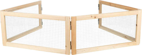 Holzrahmen mit Metallgitter in rechteckiger Form, offene Scharniere an den Ecken, helle Holztöne sichtbar.