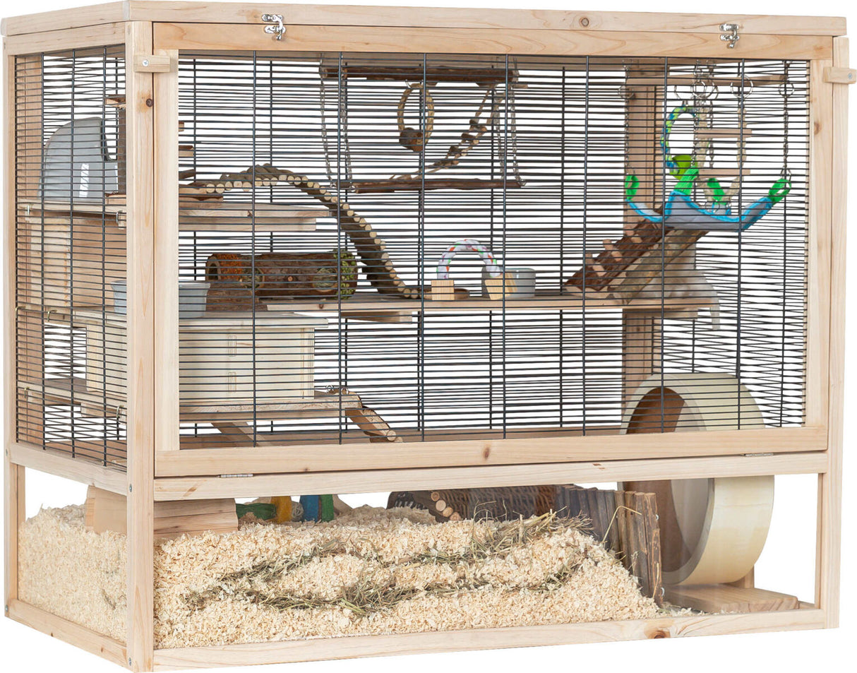 Holz-Hamsterkäfig mit mehreren Ebenen, Spielzeug und Holzbrücken, im unteren Bereich Einstreu aus Sägespänen.