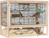 Holz-Hamsterkäfig mit mehreren Ebenen, Spielzeug und Holzbrücken, im unteren Bereich Einstreu aus Sägespänen.
