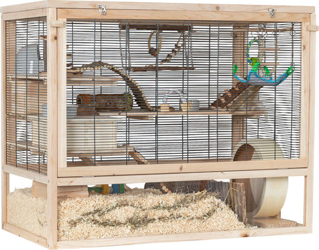 Holz-Hamsterkäfig mit mehreren Ebenen, Spielzeug und Holzbrücken, im unteren Bereich Einstreu aus Sägespänen.