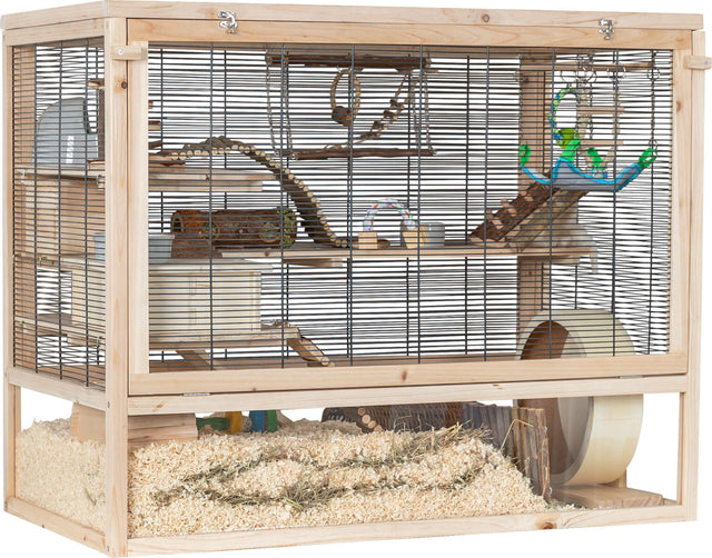 Holz-Hamsterkäfig mit mehreren Ebenen, Spielzeug und Holzbrücken, im unteren Bereich Einstreu aus Sägespänen.