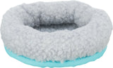 Rundes, flauschiges Bett in Hellgrau mit hellblauem Rand.