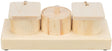 Drei runde Holzdosen auf einem rechteckigen Holzsockel, zwei mit quadratischen Deckeln, eine mit rundem Deckel.