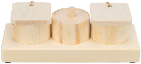 Drei runde Holzdosen auf einem rechteckigen Holzsockel, zwei mit quadratischen Deckeln, eine mit rundem Deckel.