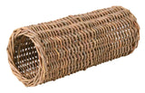 Geflochtener Tunnel aus braunem Weidengeflecht, zylindrische Form, natürliche Textur.