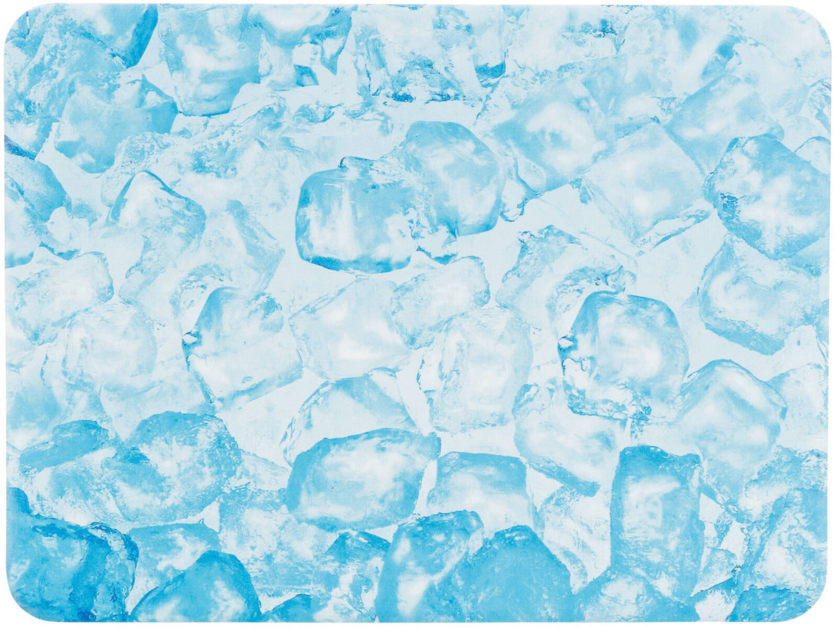 Viele blaue und durchsichtige Eiswürfel liegen dicht aneinander auf einem hellblauen Hintergrund.