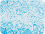 Viele blaue und durchsichtige Eiswürfel liegen dicht aneinander auf einem hellblauen Hintergrund.