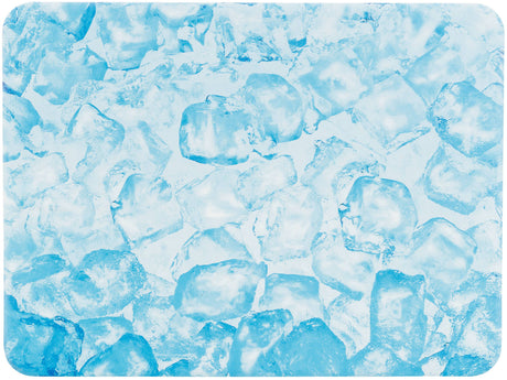 Viele blaue und durchsichtige Eiswürfel liegen dicht aneinander auf einem hellblauen Hintergrund.