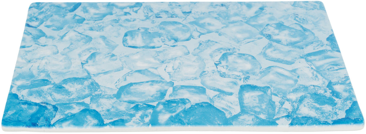 Blau gemusterte Matte mit Eiswürfelmotiv in verschiedenen Blautönen auf weißem Hintergrund.