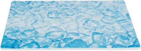 Blau gemusterte Matte mit Eiswürfelmotiv in verschiedenen Blautönen auf weißem Hintergrund.