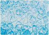 Viele blaue Eiswürfel in unterschiedlichen Formen liegen dicht nebeneinander auf einer Oberfläche.