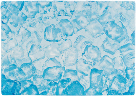 Viele blaue Eiswürfel in unterschiedlichen Formen liegen dicht nebeneinander auf einer Oberfläche.