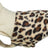 Hundemantel mit Leopardenmuster in Braun und Beige und einfarbigem Kragen; Öffnungen für Beine sichtbar.