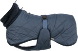 Gesteppter, dunkelblauer Hundemantel mit schwarzem Fleecefutter, verstellbarem Riemen und Klickverschluss.
