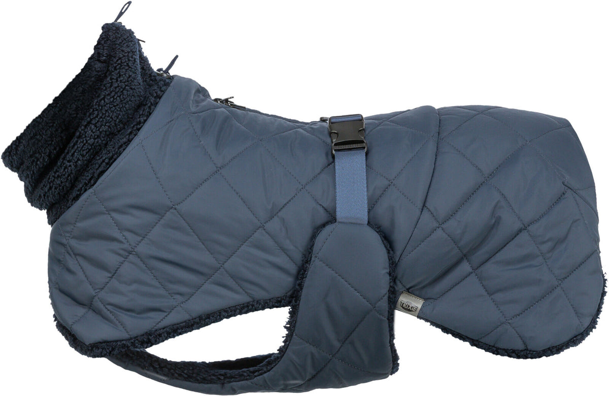 Gesteppter, dunkelblauer Hundemantel mit schwarzem Fleecefutter, verstellbarem Riemen und Klickverschluss.