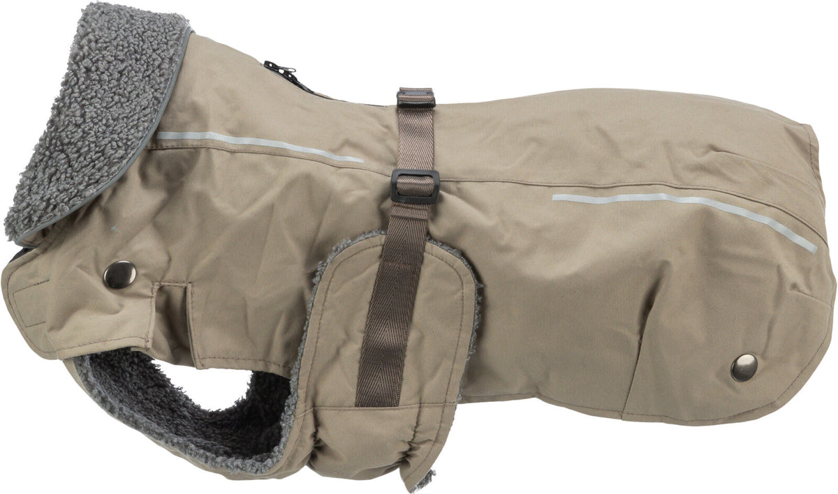 Beige Hundemantel mit grauem Fleecefutter, reflektierenden Streifen und verstellbarem Gurt.