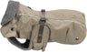 Beige Hundemantel mit grauem Fleecefutter, reflektierenden Streifen und verstellbarem Gurt.