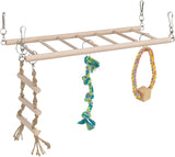 Holzleiter mit Haken, Seilen und buntem Knoten zum Aufhängen sowie einem Holzklotz im Seil.