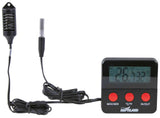 Digitales Thermometer mit schwarzem Gehäuse, zwei Sensoren an Kabeln, Anzeige von Temperatur und Luftfeuchtigkeit.