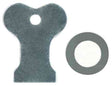 Metallisches, schlüsselförmiges Objekt mit Öffnung und daneben ein grauer Ring mit hellem Inneren.