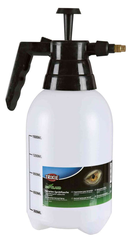 Transparente Sprühflasche mit schwarzem Griff und Messskala an der Seite, Etikett mit Aufschrift "TRIXIE".