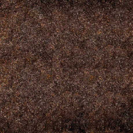 Rauhe, dunkelbraune Textur mit feinen, körnigen Details und unregelmäßiger Oberfläche.