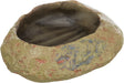 Steinschale mit ungleichmäßiger, rauer Oberfläche in Beige mit blauen und roten Akzenten, innen glatt.