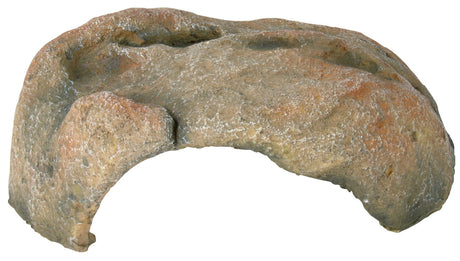 Künstlicher Felsen in natürlichen Braun- und Grautönen mit einer gebogenen Form und einer Öffnung an der Unterseite.