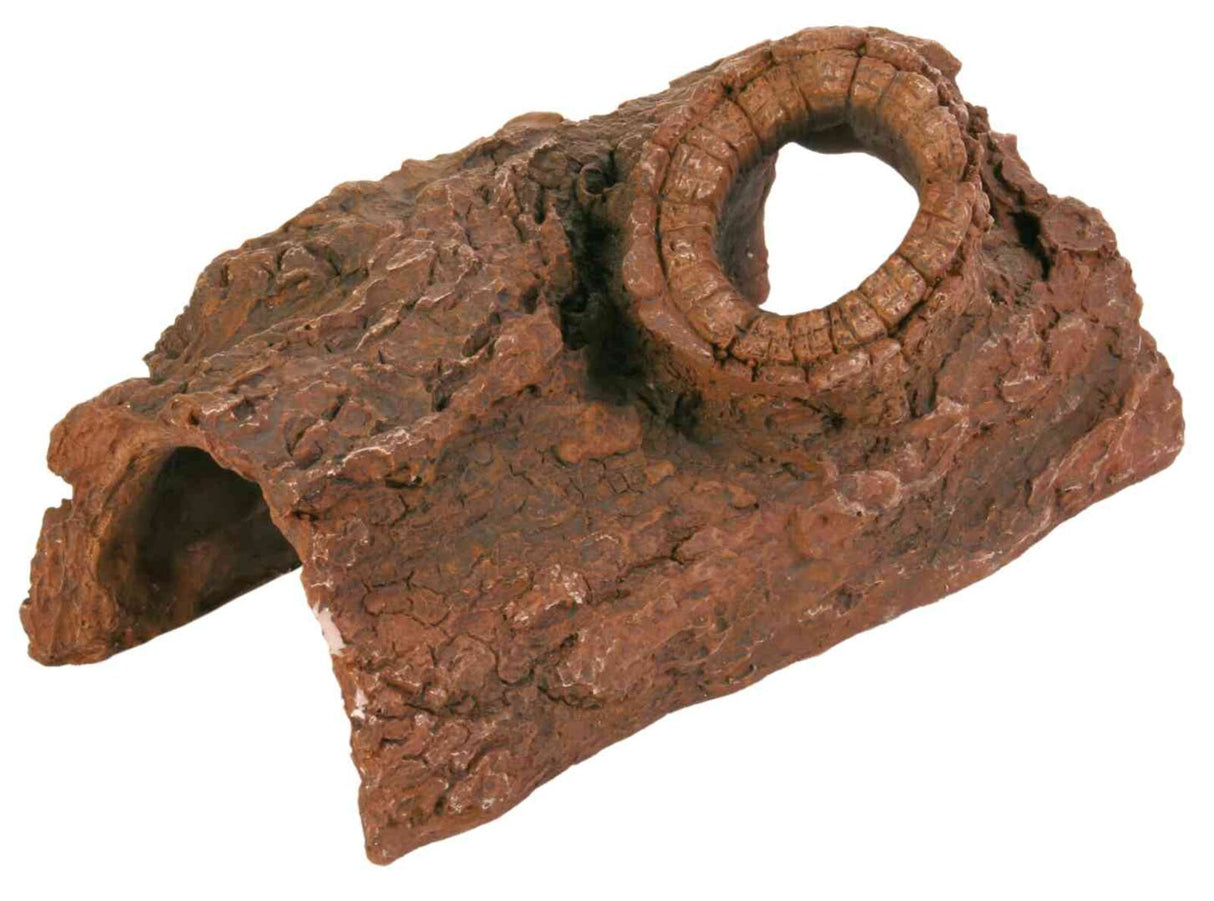 Steinähnliche Höhle mit rundem Eingang auf unregelmäßiger Oberfläche in Erdtönen.