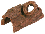 Steinähnliche Höhle mit rundem Eingang auf unregelmäßiger Oberfläche in Erdtönen.