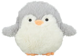 Ein plüschiger Pinguin in Grau und Weiß mit orangem Schnabel und Füßen auf weißem Hintergrund.