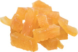 Orangefarbene Stücke einer getrockneten, unidentifizierten Frucht auf weißem Hintergrund.
