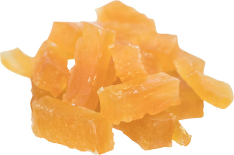 Orangefarbene Stücke einer getrockneten, unidentifizierten Frucht auf weißem Hintergrund.