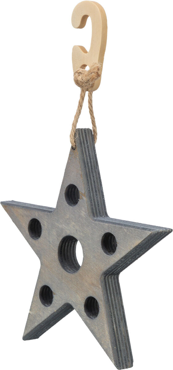 Holzstern mit mehreren Löchern, an einem Seil befestigt, und einem hakenförmigen Aufhänger aus Holz.
