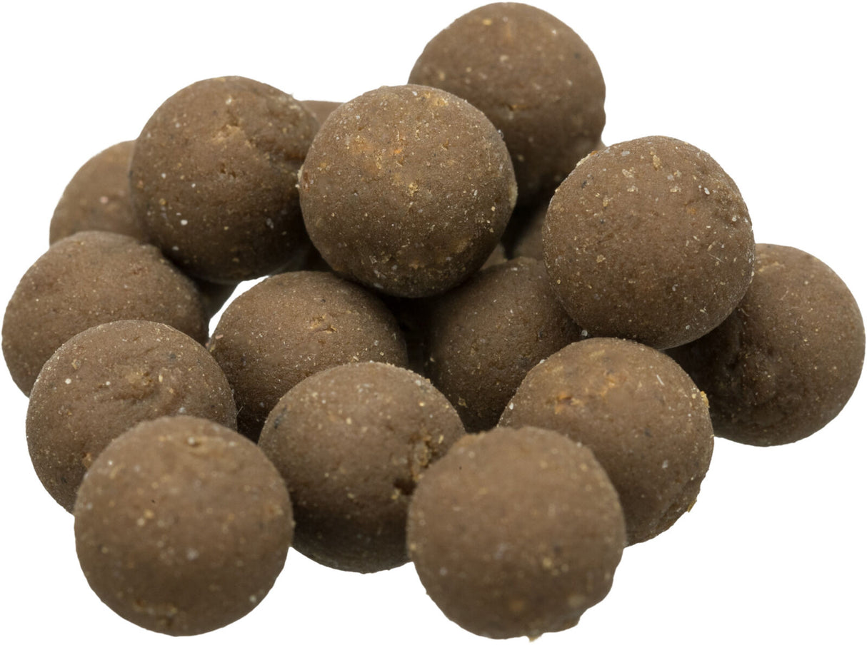 Eine Ansammlung von runden, braunen Pellets mit leicht körniger Oberfläche auf weißem Hintergrund.