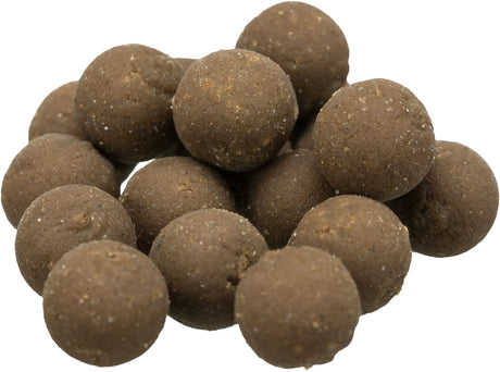 Eine Ansammlung von runden, braunen Pellets mit leicht körniger Oberfläche auf weißem Hintergrund.