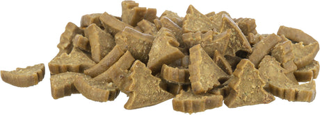 Eine Menge brauner, stern- und baumförmiger Snackstücke liegt auf einem Haufen.