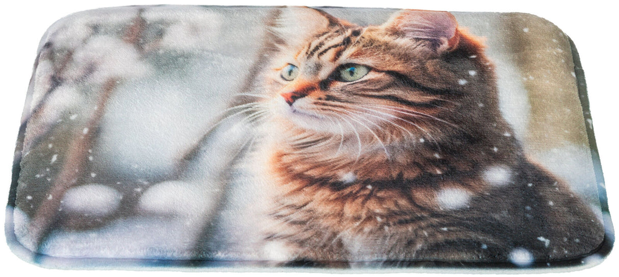 Weiche Decke mit Fotodruck einer Katze im Schnee, die in die Ferne blickt, und unscharfem Hintergrund.