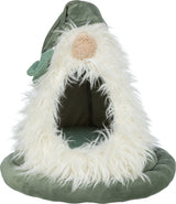 Ein grünes Tierbett in Form eines Gnom mit flauschigem, weißem Rand und spitzem Hut.