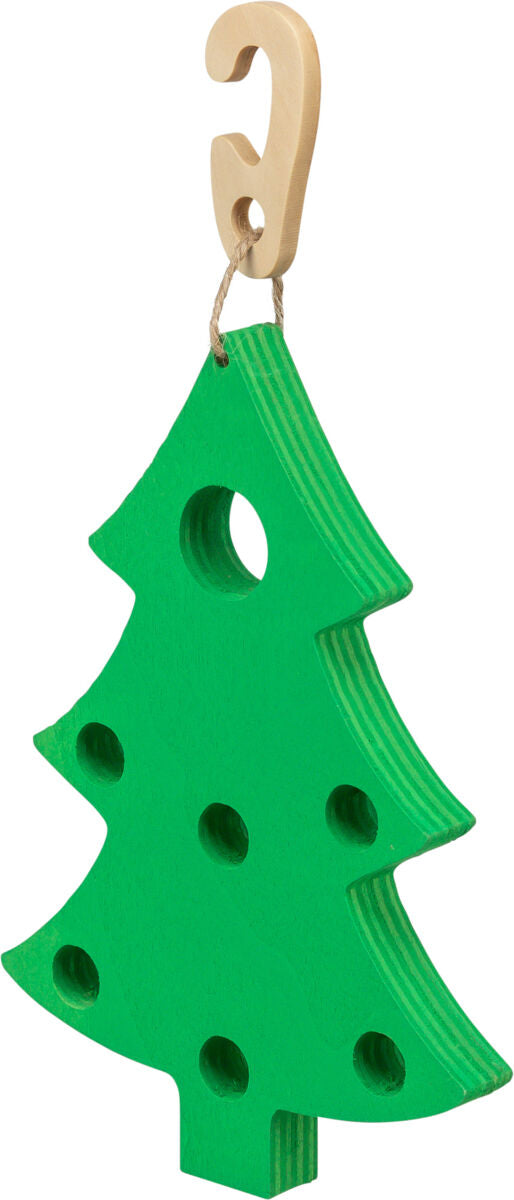 Grüner hölzerner Tannenbaum-Anhänger mit Löchern und einem beige Haken am Seil befestigt.