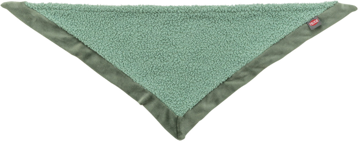 Grünes, dreieckiges Tuch mit flauschiger Textur und glattem Rand, auf dem ein kleines Etikett „TRIXIE“ steht.